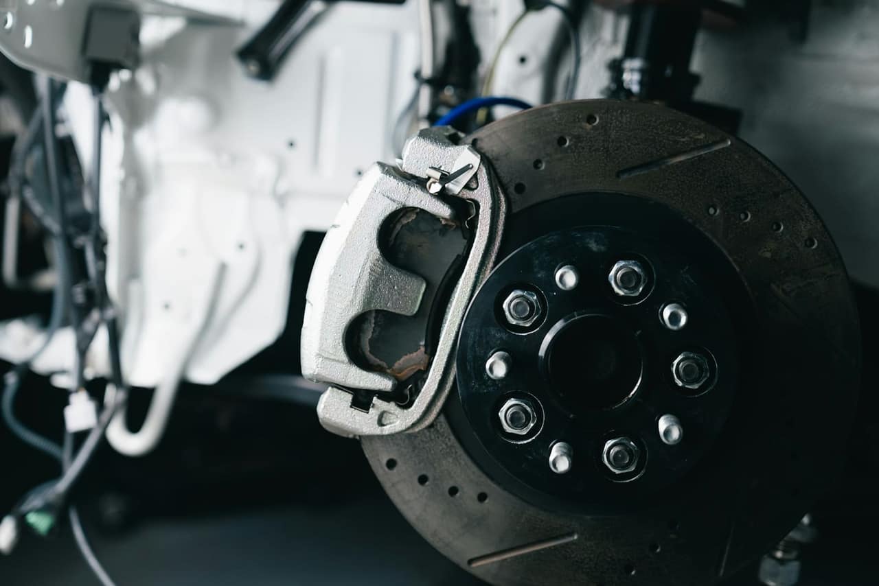 Detalj ovjesa i kugličnog zgloba na automobilu