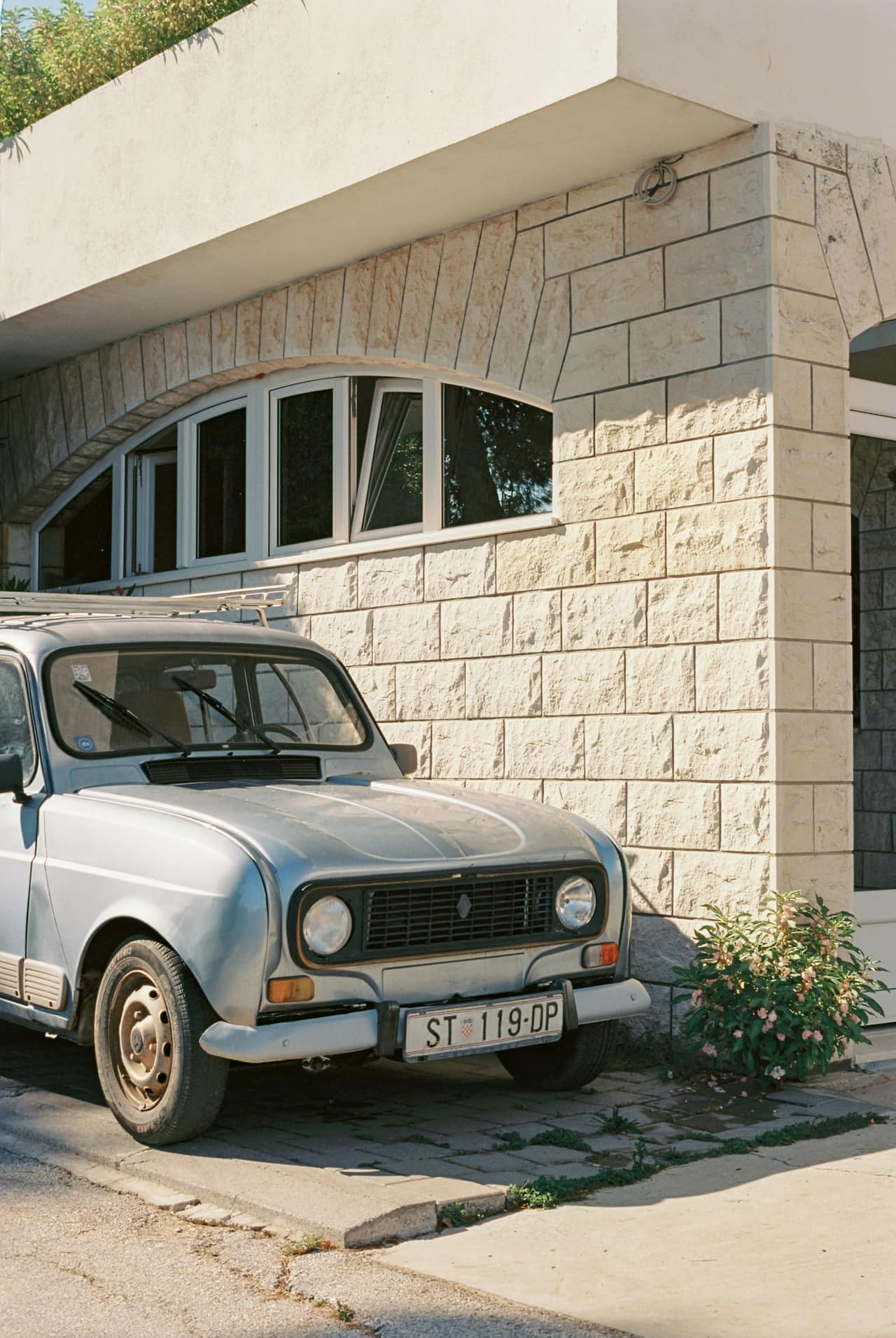 Bočni pogled na automobil s vidljivim dnevnim svjetlima i maglenkama