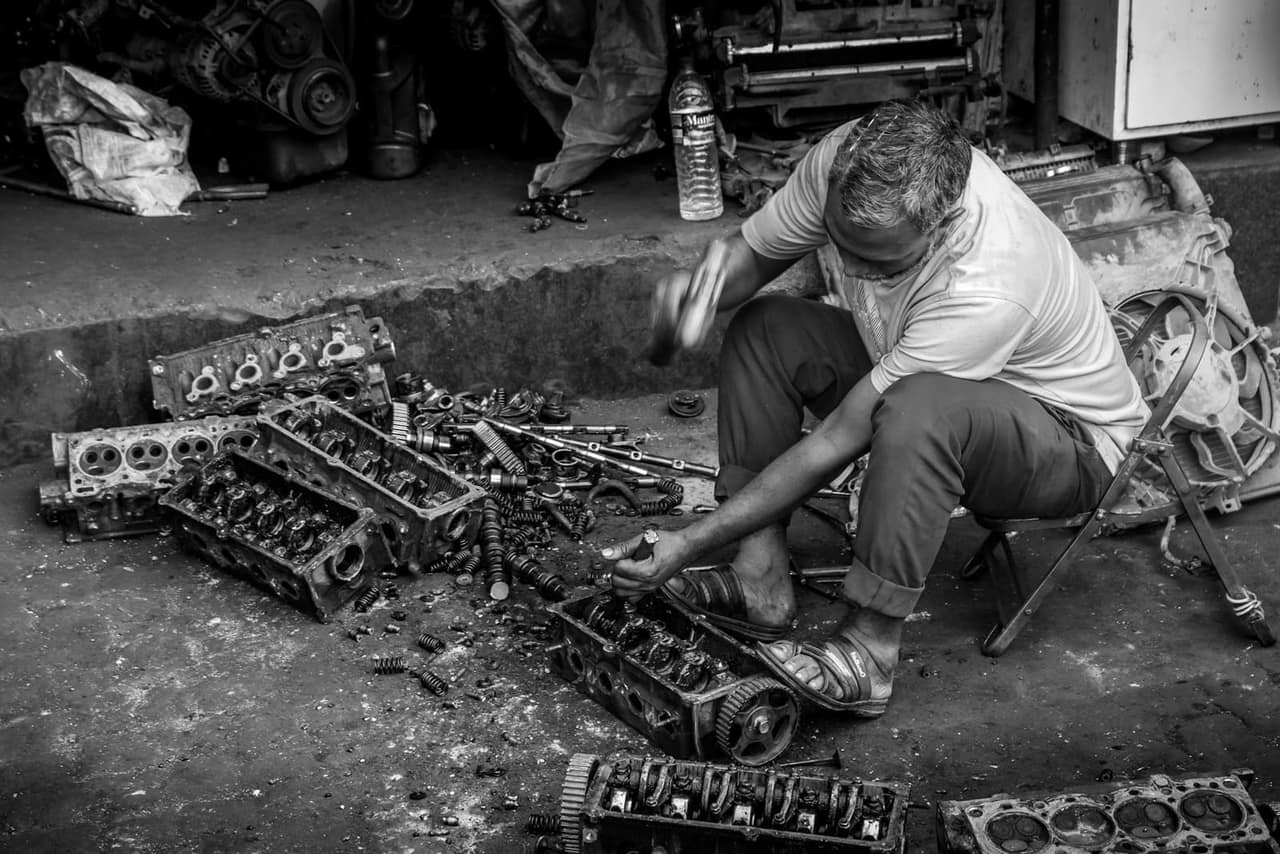 Mehaničar ugrađuje rabljeni dio na automobil