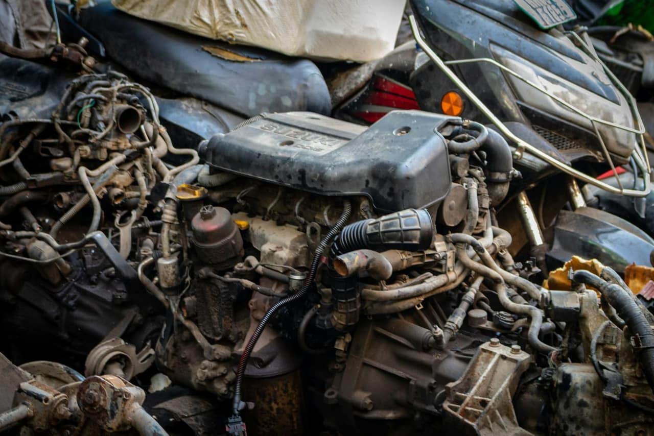 Pogled na motor automobila s bobinama paljenja