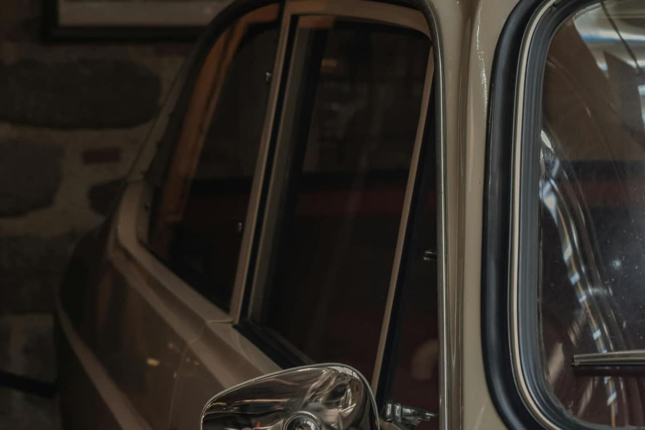 Stariji automobil na otpadu, izvor rabljenih dijelova