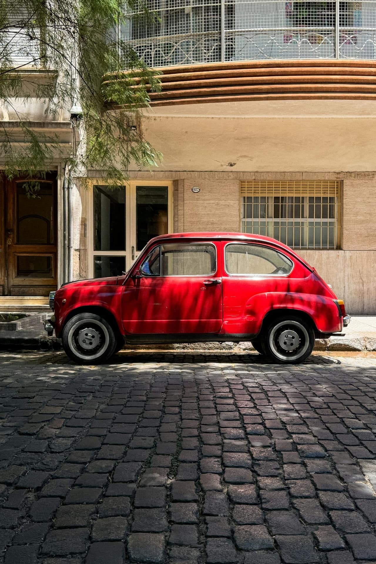 Stražnja svjetla crvenog automobila, stop svjetla u funkciji